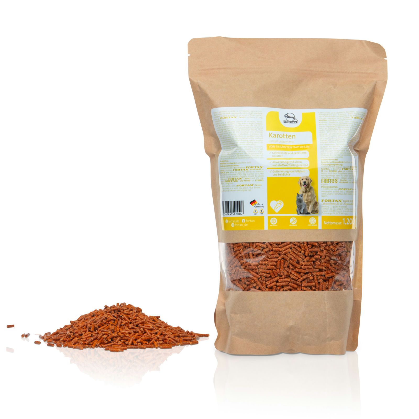 Beutel mit Karotten-Ergänzung und Haufen von Pellets. Gelbes Etikett mit Text und Logo. Produkt teilweise sichtbar.