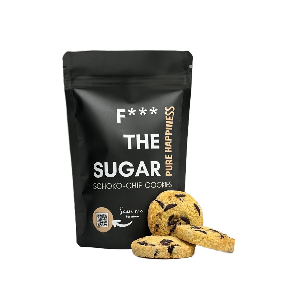 Schwarzer Beutel mit Keksen und Kekse daneben. Aufschrift: F*** THE SUGAR. Sorte: Schoko-Chip Cookies. QR-Code.