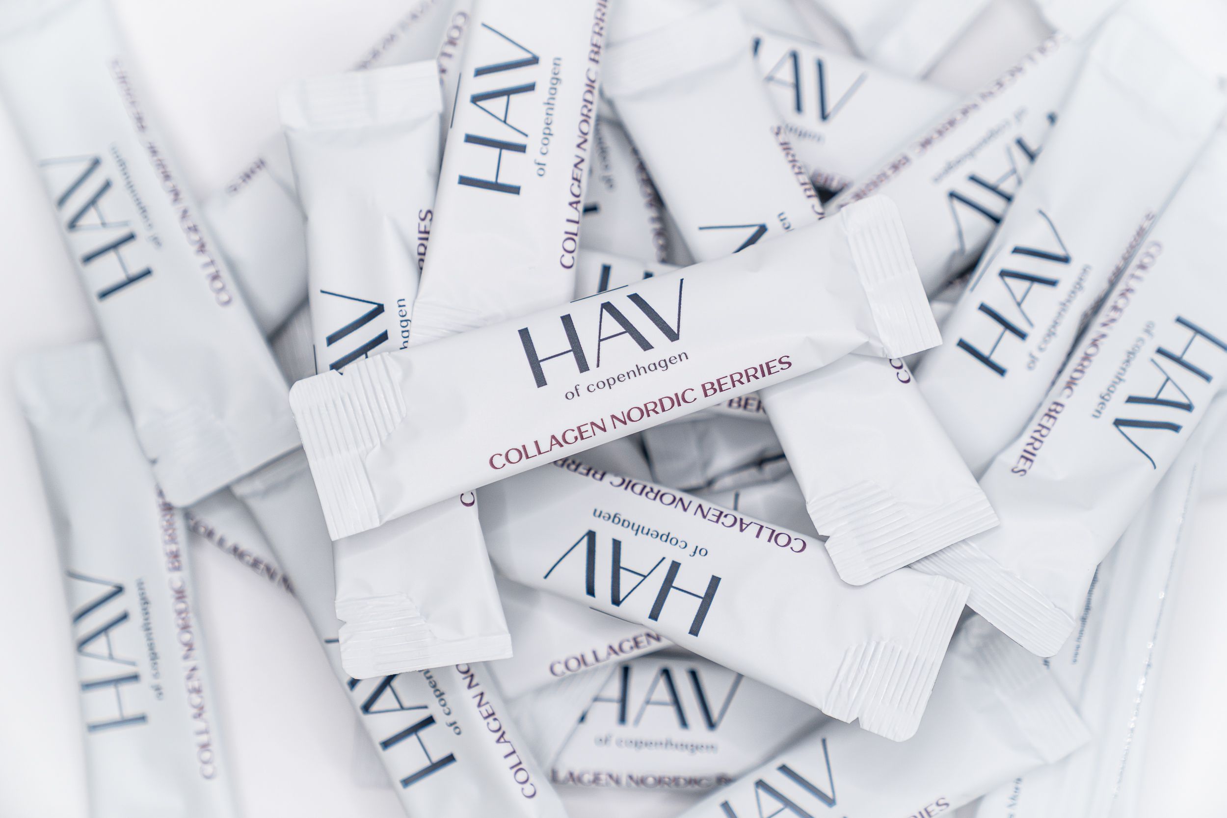Viele Sticks mit weißem Hintergrund. Auf jedem Stick steht: HAV of Copenhagen, Collagen Nordic Berries.