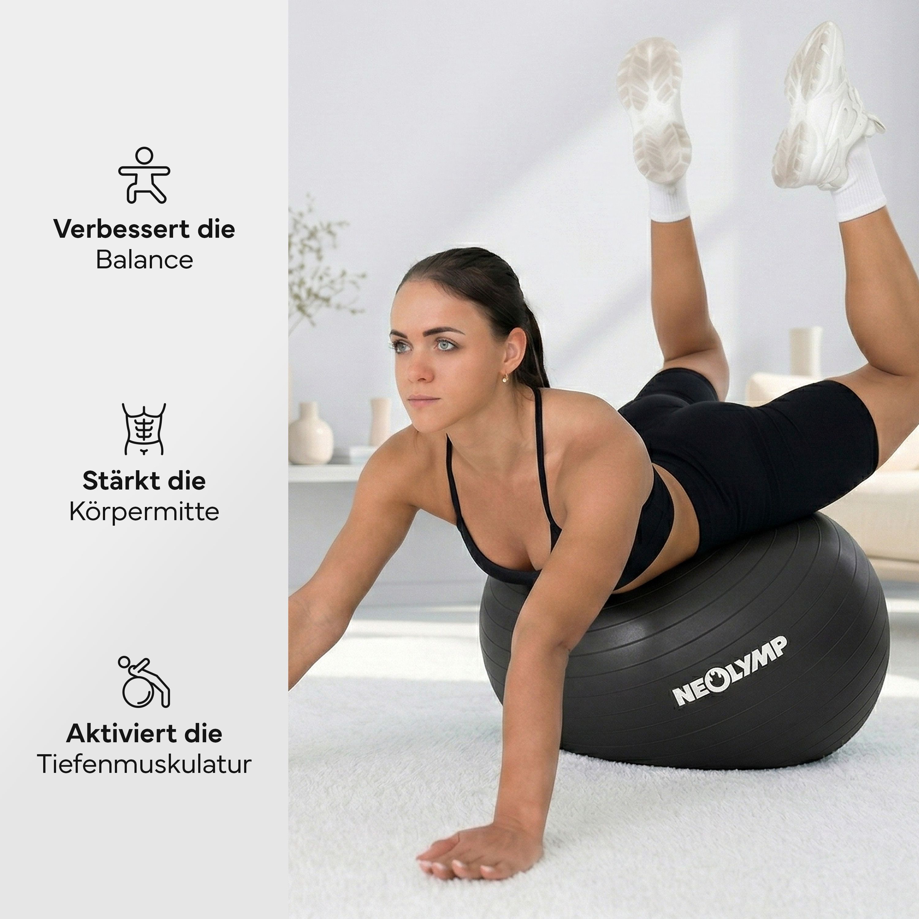 Frau trainiert auf schwarzem Gymnastikball, verbessert Balance und stärkt Körpermitte.