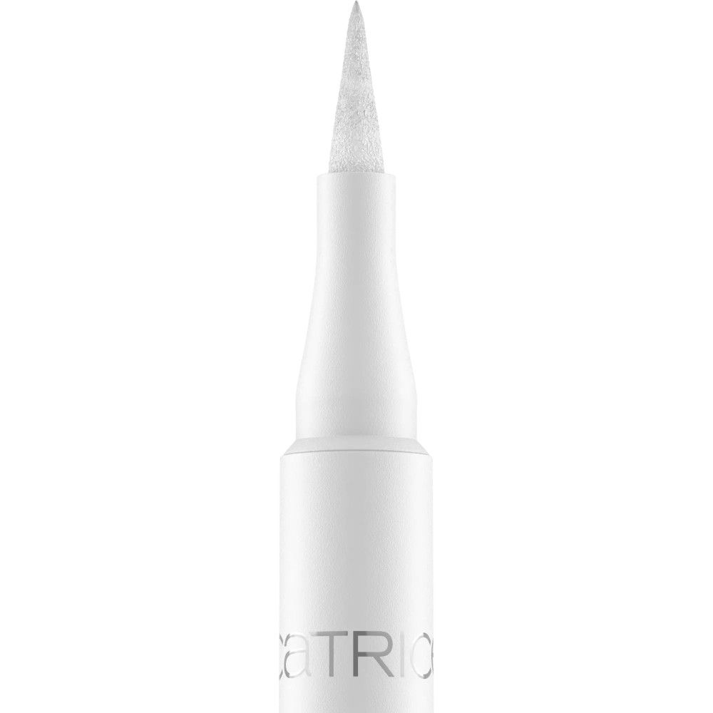 Nahaufnahme der Spitze eines weißen Eyeliners. Sichtbare Marke: CATRICE.