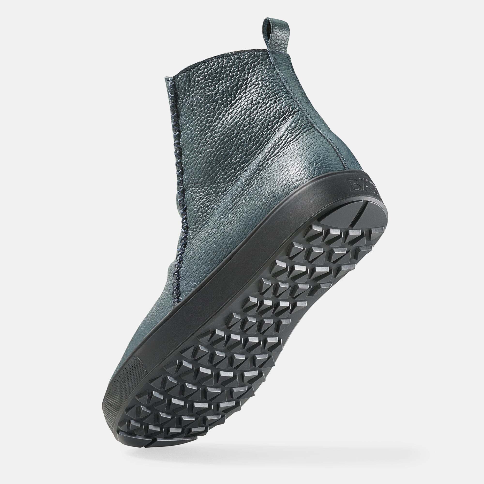 Blaue Stiefelette aus Leder mit schwarzer Sohle. Seitliche Ziernaht. Schuh von unten, Sohle mit Profil.