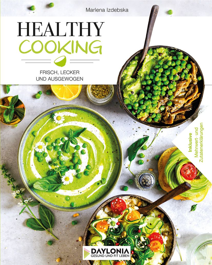 Buchcover mit dem Titel "HEALTHY COOKING". Autorin: Marlena Izdebska. Auf dem Cover sind verschiedene Gerichte mit Gemüse abgebildet.