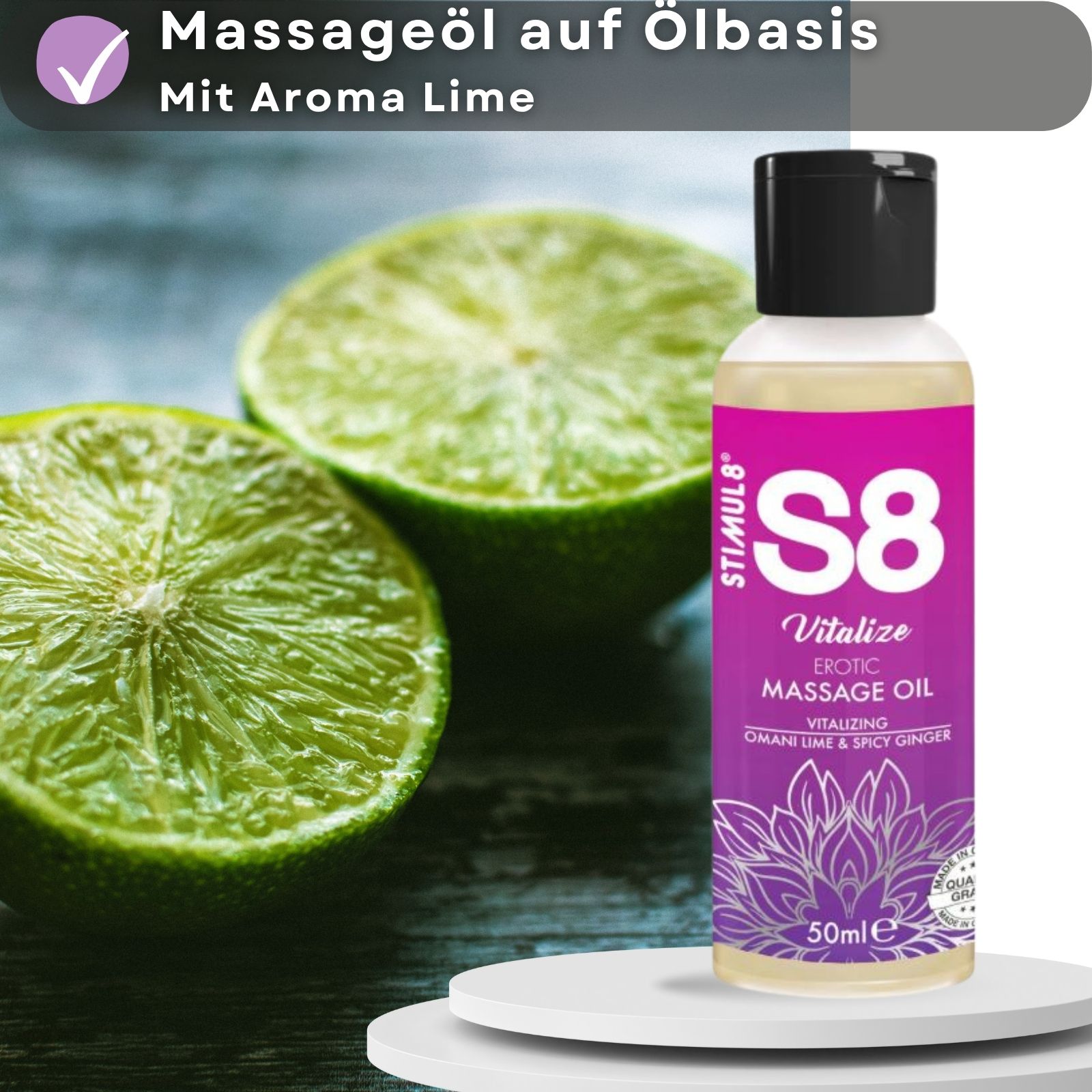 Massageöl-Flasche mit schwarzem Deckel. Aufschrift: S8 Vitalize Erotic Massage Oil. 50ml. Limettenscheiben.