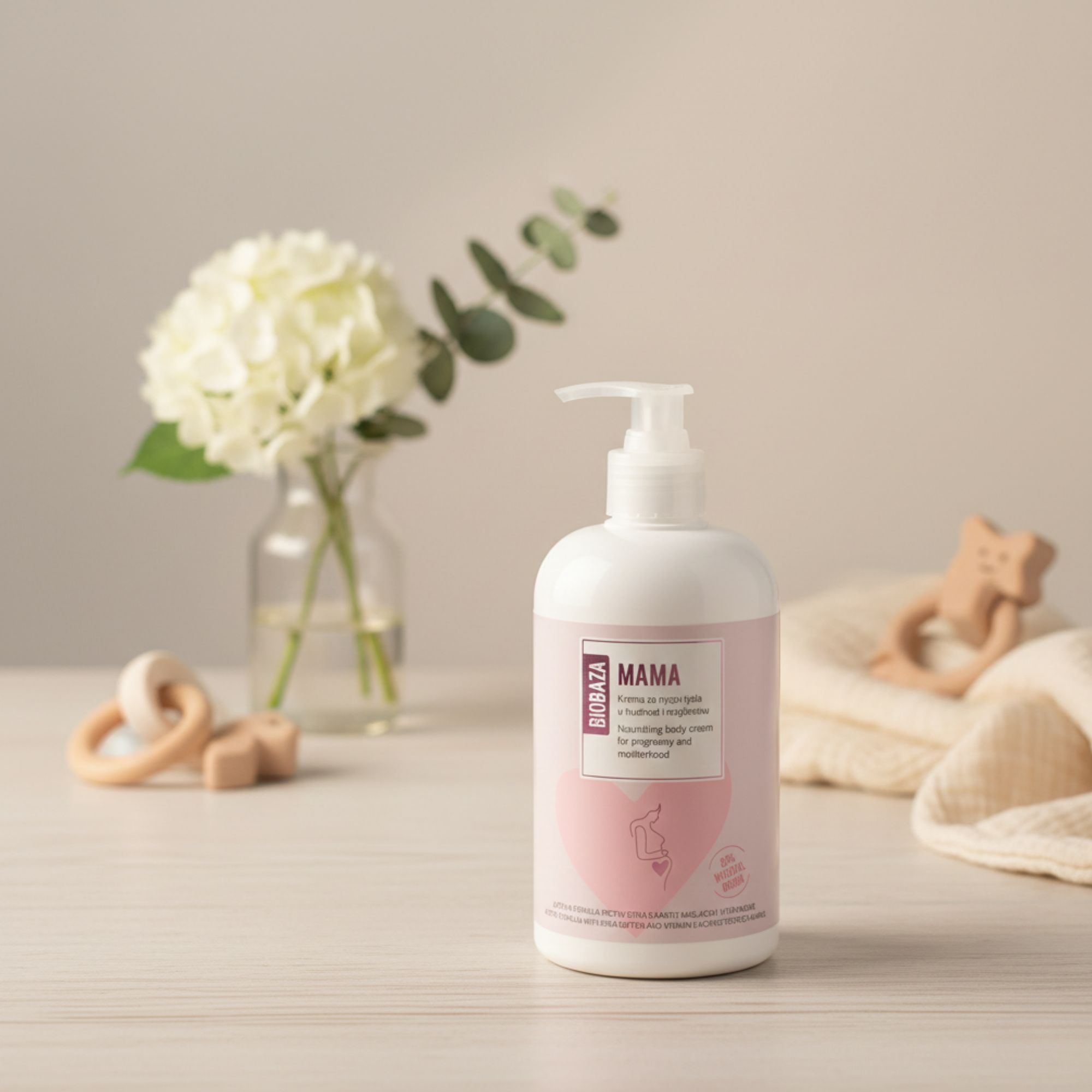 Weiße Flasche mit Pumpe, Aufschrift "MAMA". Neben Holzspielzeug und Blumen in Vase.