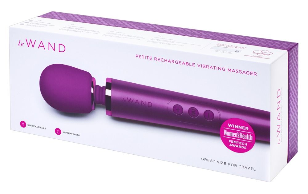 Verpackung mit lila Massagegerät. Auf der Verpackung steht "Le Wand Petite Rechargeable".