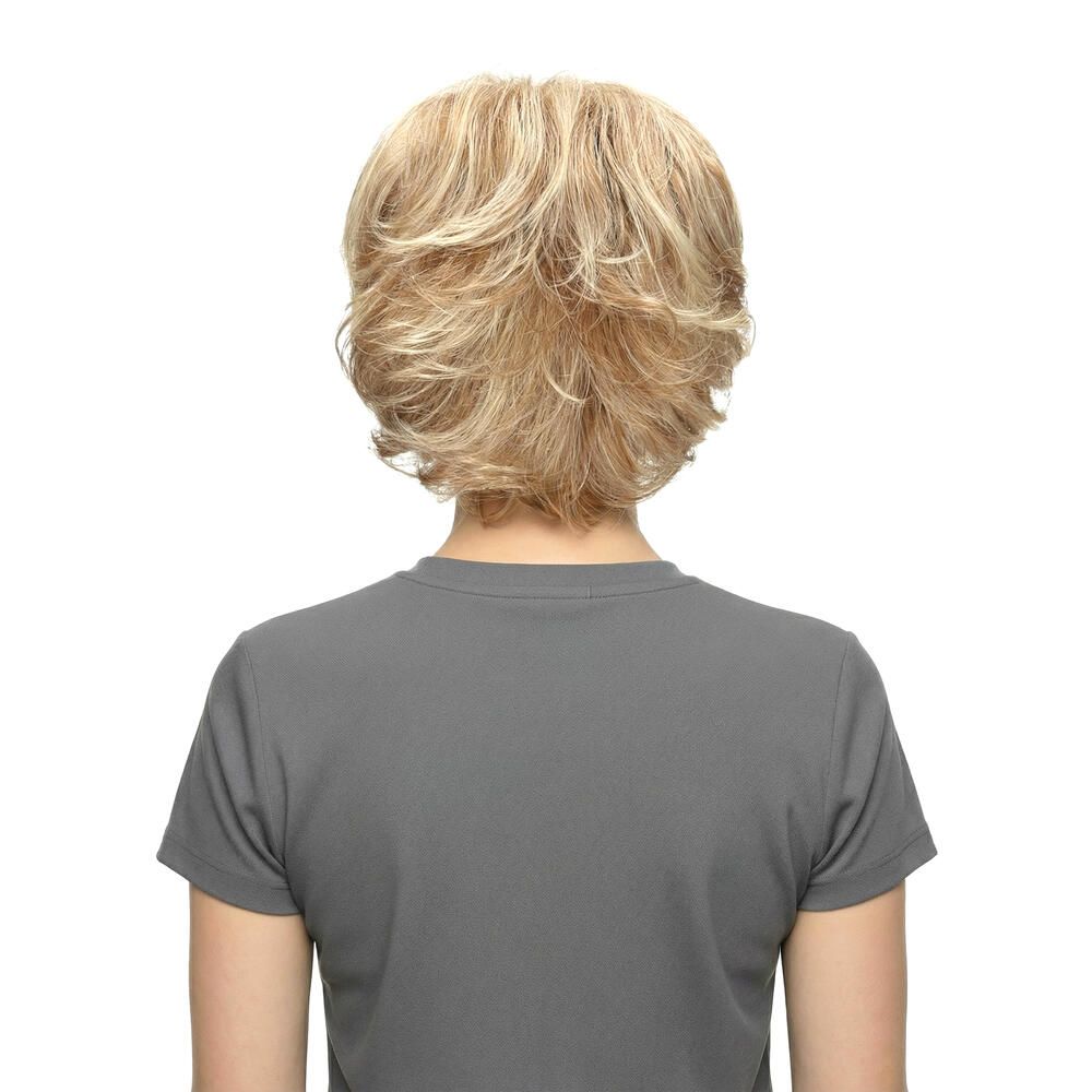 Rückansicht einer blonden Perücke mit kurzem, gestuftem Schnitt. Die Frau trägt ein graues T-Shirt.