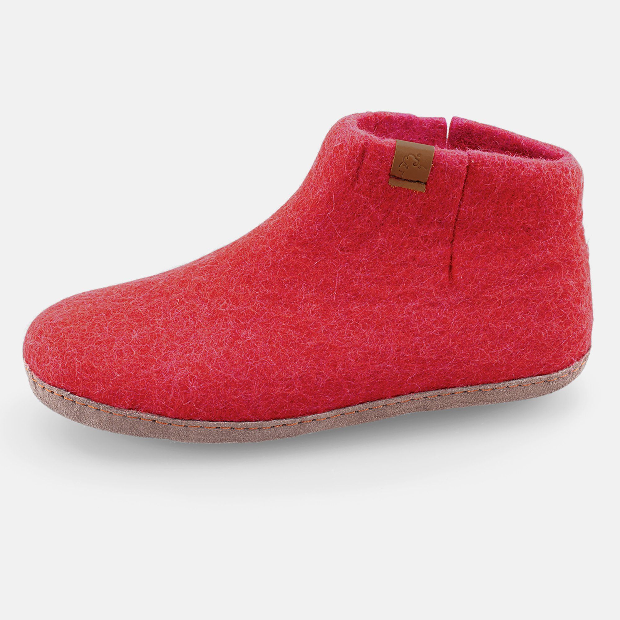 Roter Filz-Hausschuh, breite Passform. Seitliche Ansicht. Braune Sohle und Details.