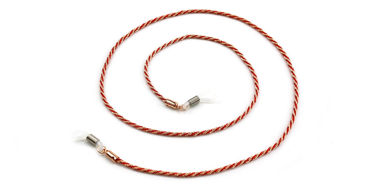 Brillenkette, rot-weiß geflochten. Enden mit transparenten Schlaufen und Metallverbindungen. Spiralförmig auf weißem Hintergrund.