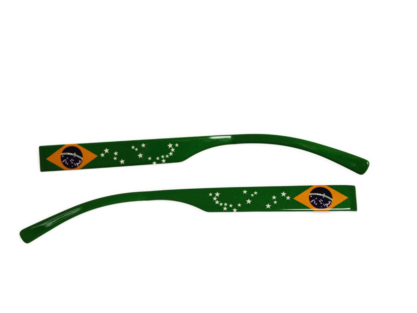 Zwei grüne Brillenbügel mit brasilianischer Flagge und Sternenmuster. Gebogen, mit rechteckigem Ende.