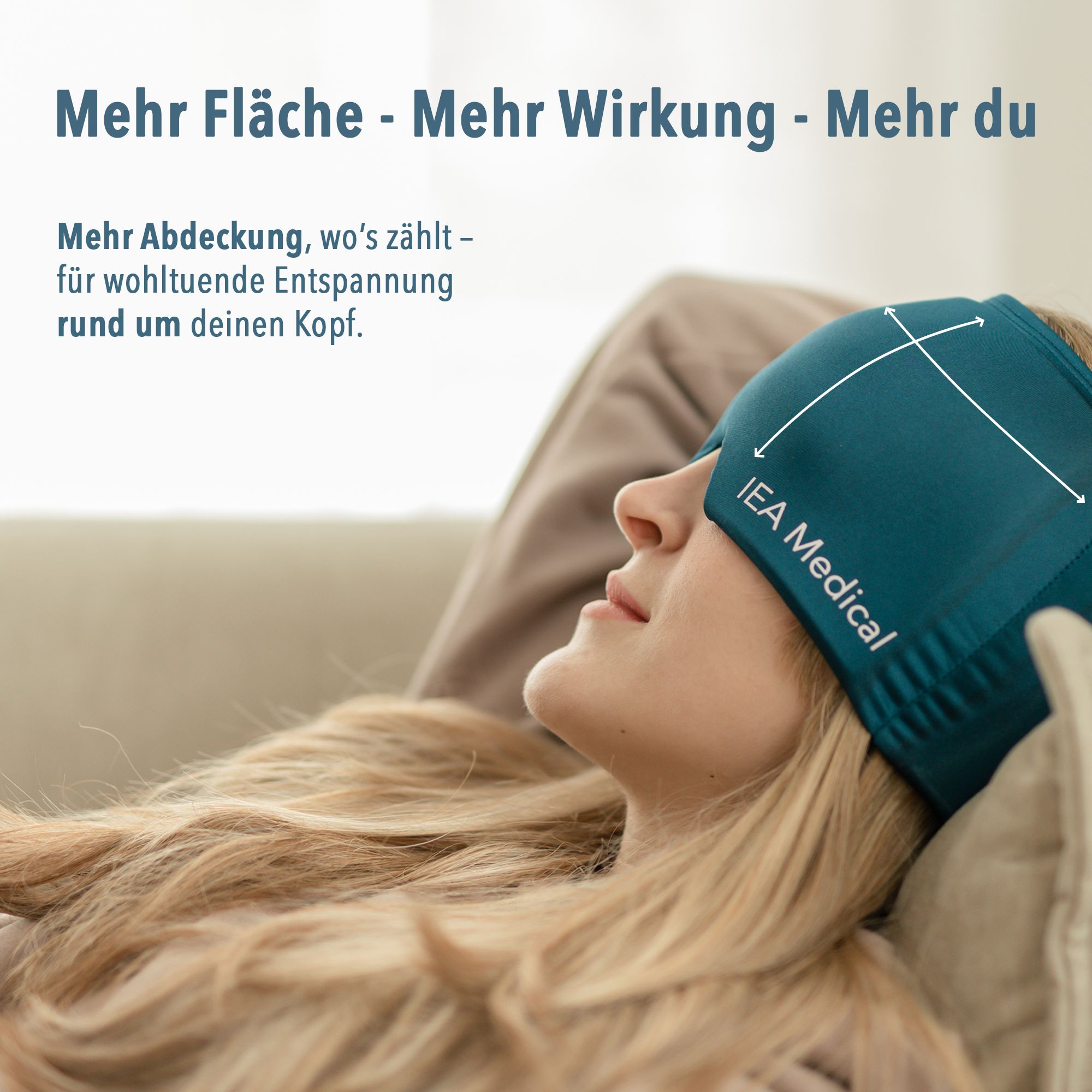 Frau mit blauem Kopfband auf Couch. Text: Mehr Fläche - Mehr Wirkung - Mehr du. IEA Medical-Logo.