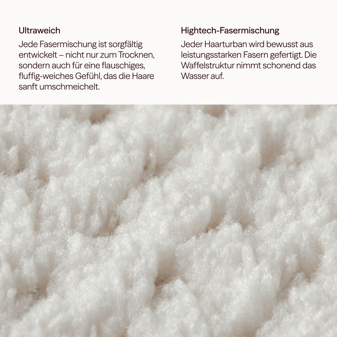 Nahaufnahme eines cremefarbenen Mikrofaserturban-Stoffs mit Wabenstruktur. Text: Ultraweich, Hightech-Fasermischung.