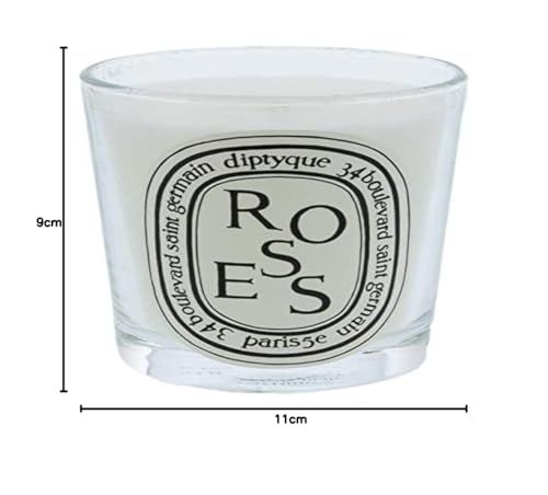 Duftkerze in Glas. Abmessungen: 9cm hoch, 11cm breit. Schwarzes Etikett mit Text: diptyque, ROSES, 34 boulevard saint germain, paris 5e.