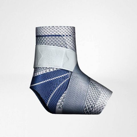 Bauerfeind MalleoTrain S, offene Ferse, Sprunggelenkbandage. Grau-blaues Gestrick mit weißem Klettverschluss. Seitliche Ansicht.