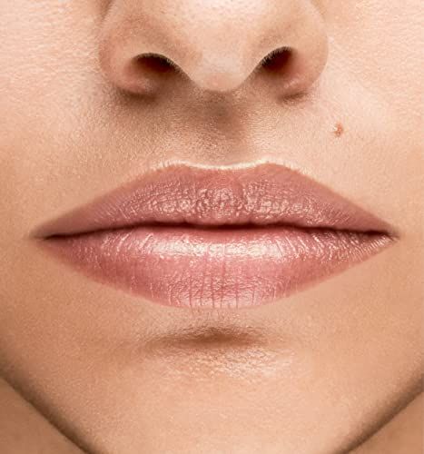Nahaufnahme von Lippen. Natürliche Lippenfarbe. Haut um die Lippen sichtbar.
