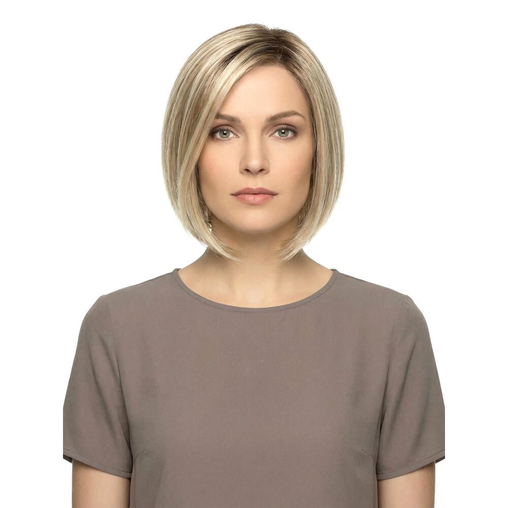 Perücke Mercedes: Blond Bob, Frontalansicht. Glattes Haar, seitlicher Scheitel.