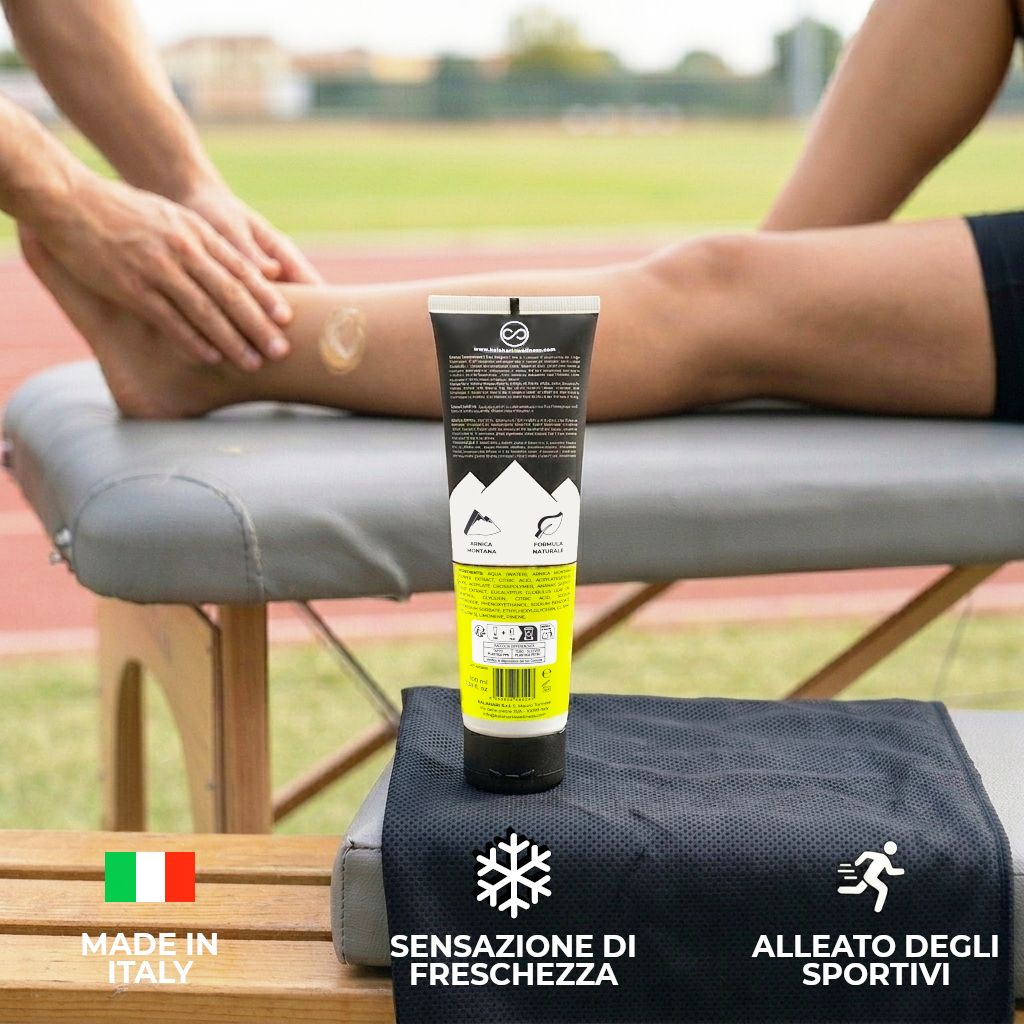 Arnika Gel 98% Estrema Tube auf einer Liege neben einem Sportlerbein.