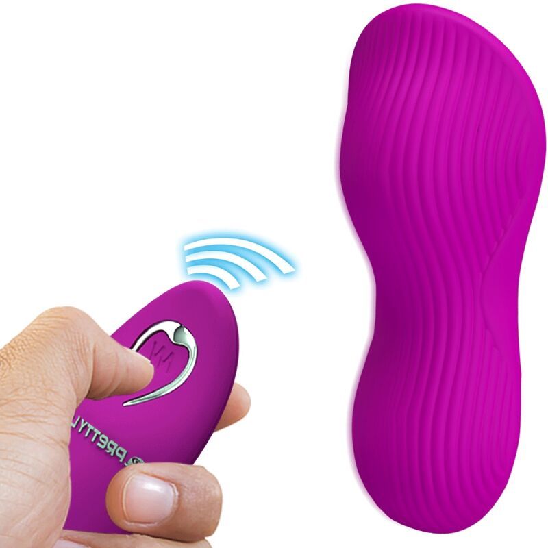 Lila Vibrator mit Fernbedienung. Die Fernbedienung wird von einer Hand gehalten. Wellenmuster auf der Oberfläche.