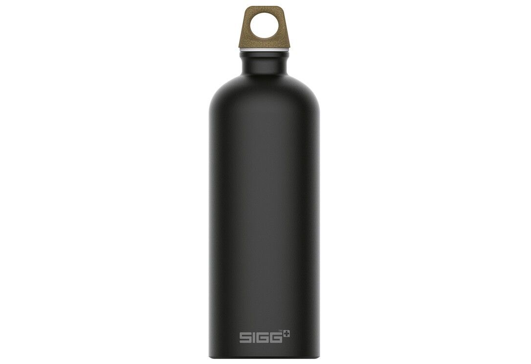 Schwarze SIGG Trinkflasche mit braunem Deckel. Aufschrift SIGG.