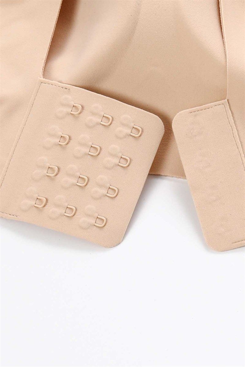 Nahaufnahme des BH-Verschlusses. Der Verschluss hat mehrere Haken und Ösen. Der Verschluss ist beige.