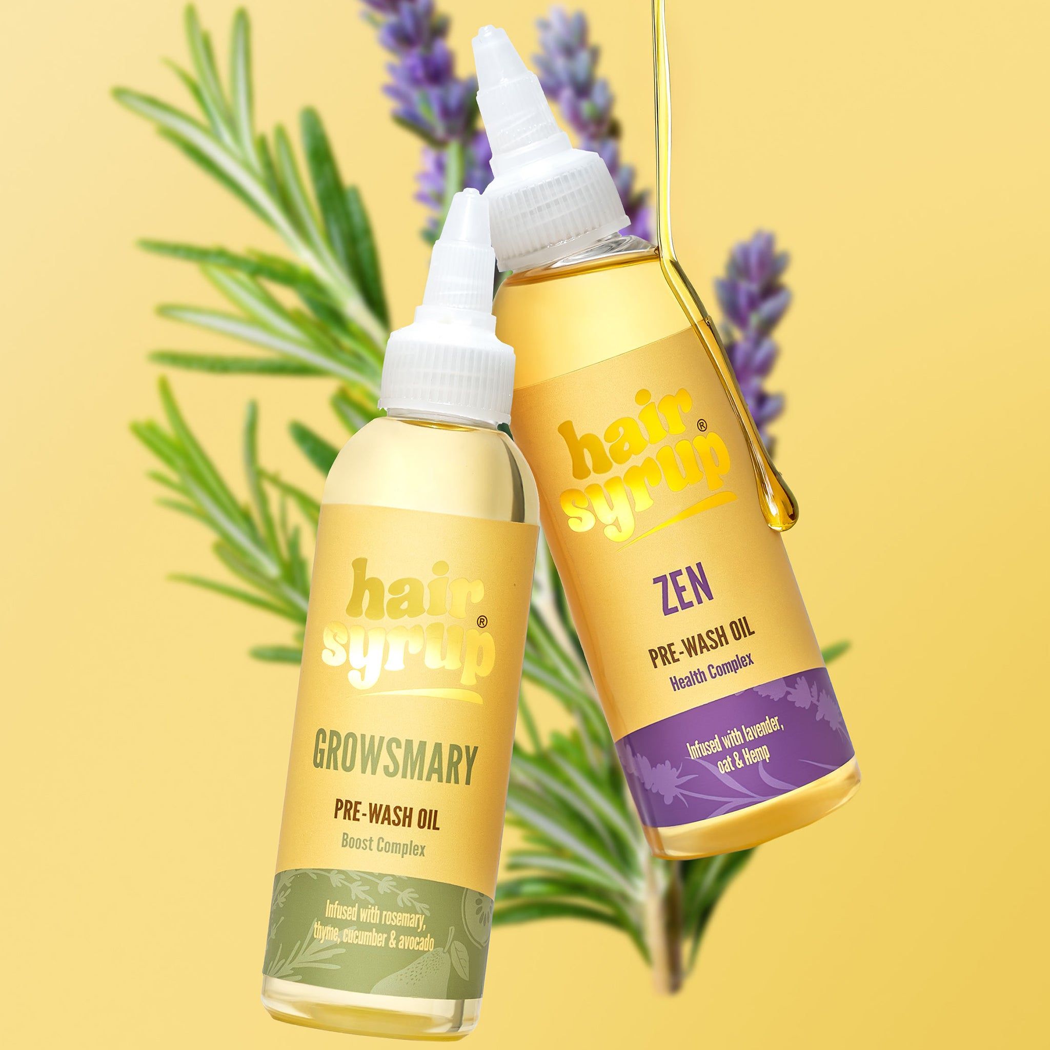 Zwei Flaschen mit gelber Flüssigkeit, Etiketten mit Text. Eine Flasche gießt Flüssigkeit. Rosmarin und Lavendel im Hintergrund.