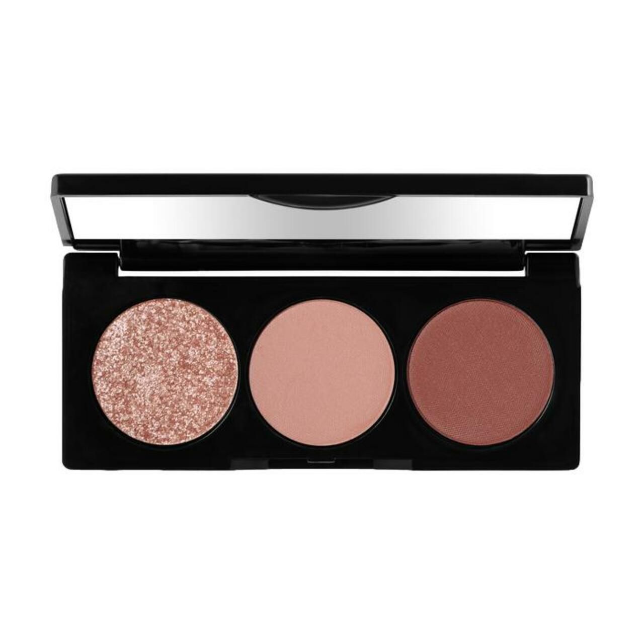 Lidschatten-Trio mit drei runden Farben in einer schwarzen Kompaktverpackung mit Spiegel. Eine Farbe glitzert.