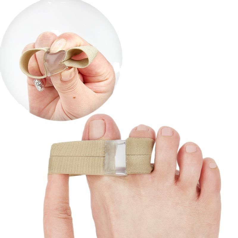 Zehenspreizer mit Band. Beige Bandage mit Silikon-Zehentrenner. Nahaufnahme eines Fußes mit dem Produkt. Produkt in der Hand.