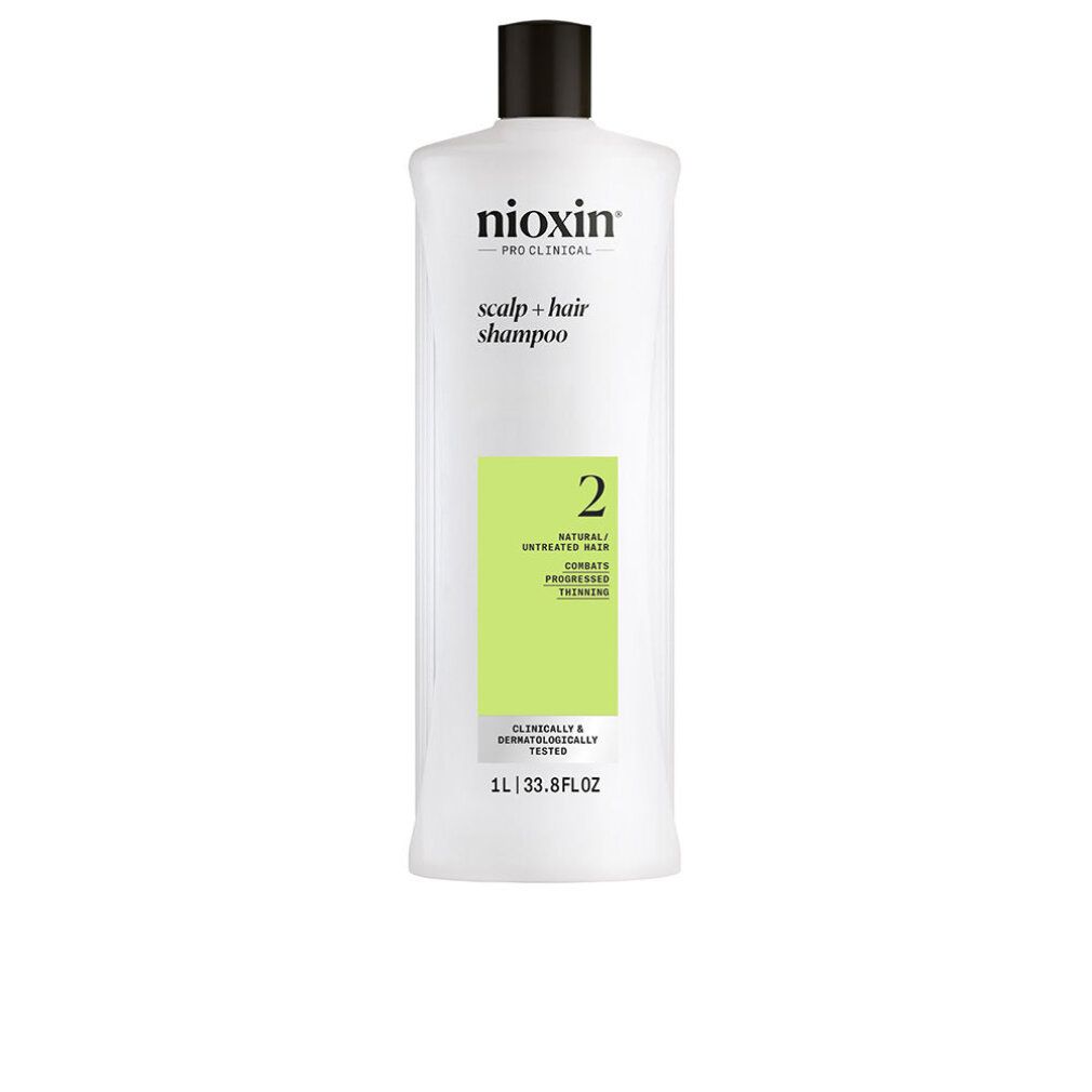 Weiße Flasche mit schwarzem Deckel. Aufschrift: Nioxin, Scalp + Hair Shampoo, 2. Grünes Etikett mit Text. 1L.