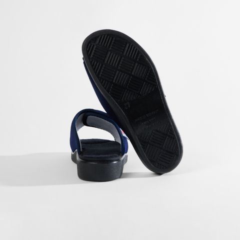 Dunkelblaue Sandalen mit Klettverschluss und rutschfester Sohle.