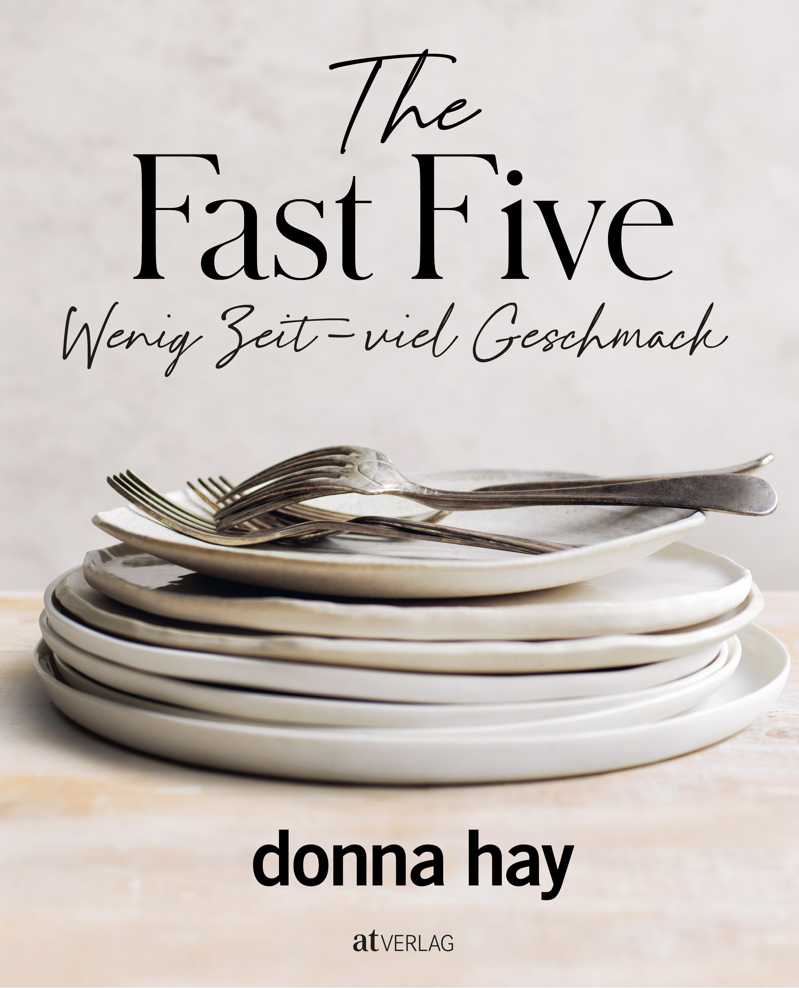 Buchcover von "The Fast Five". Titel in schwarzer Schrift. Darunter "Wenig Zeit-viel Geschmack". Auf einem Stapel Teller liegen Gabeln.