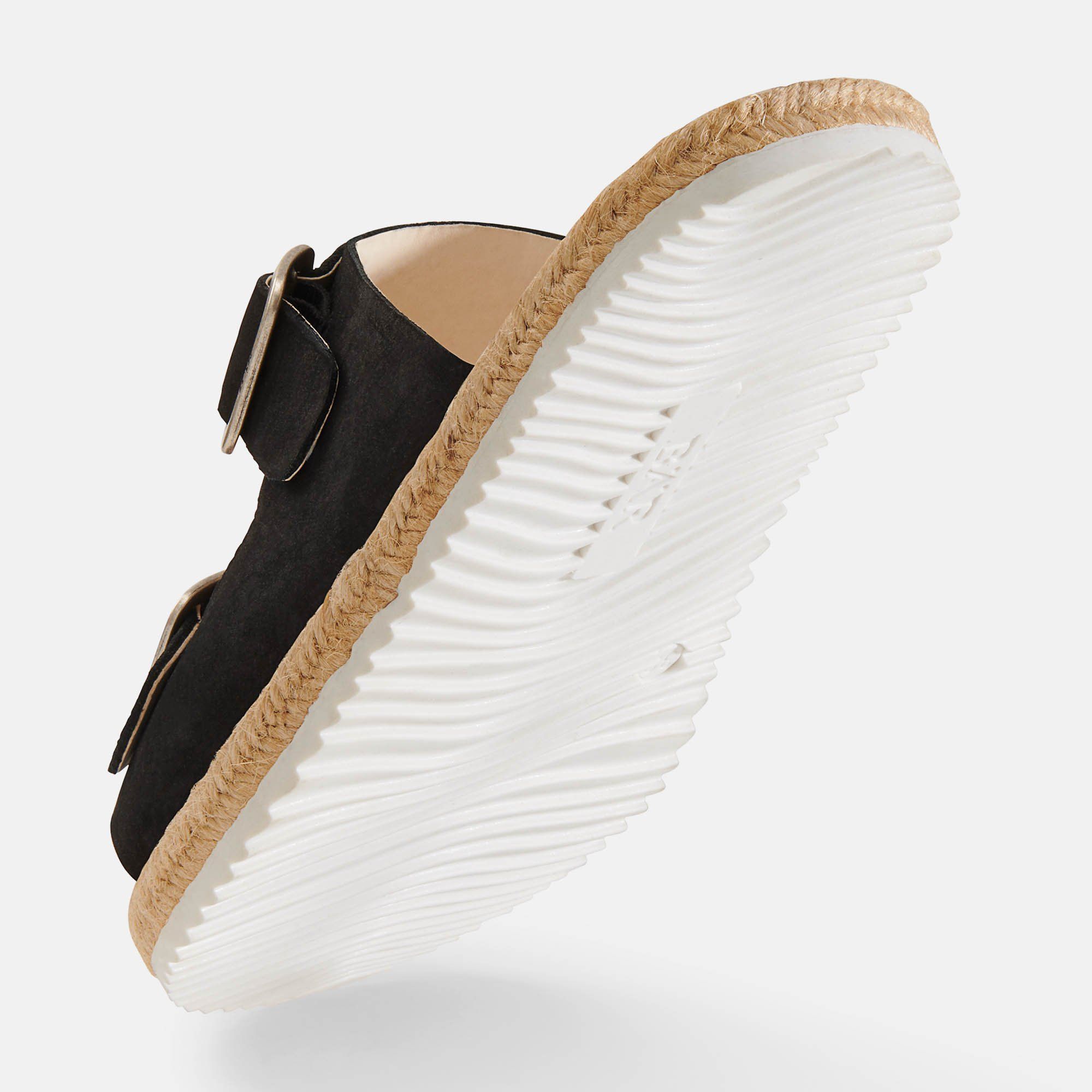 Schwarze Pantolette von unten. Beige Innensohle, geflochtener Rand. BÄR-Logo und Sohlenprofil.
