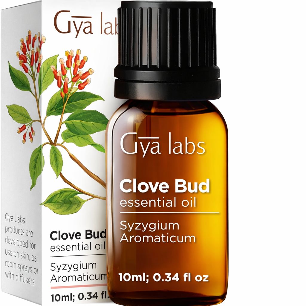Nelkenölflasche mit Etikett. Text: Gya Labs, Clove Bud essential oil, Syzygium Aromaticum. 10ml; 0.34 fl oz. Produktbeschreibung auf der Verpackung.
