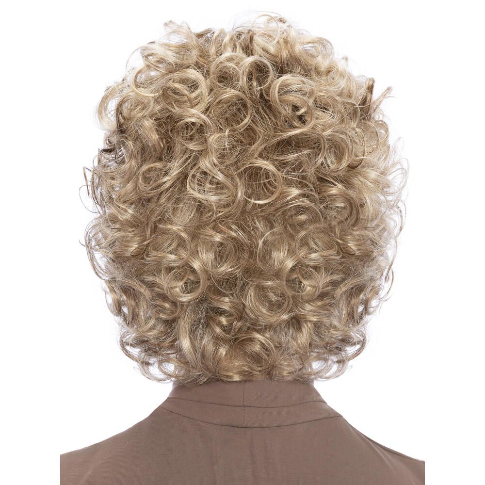 Perücke Violetta von Lofty. Blonde, lockige Kunsthaarperücke. Rückansicht einer Frau mit der Perücke.