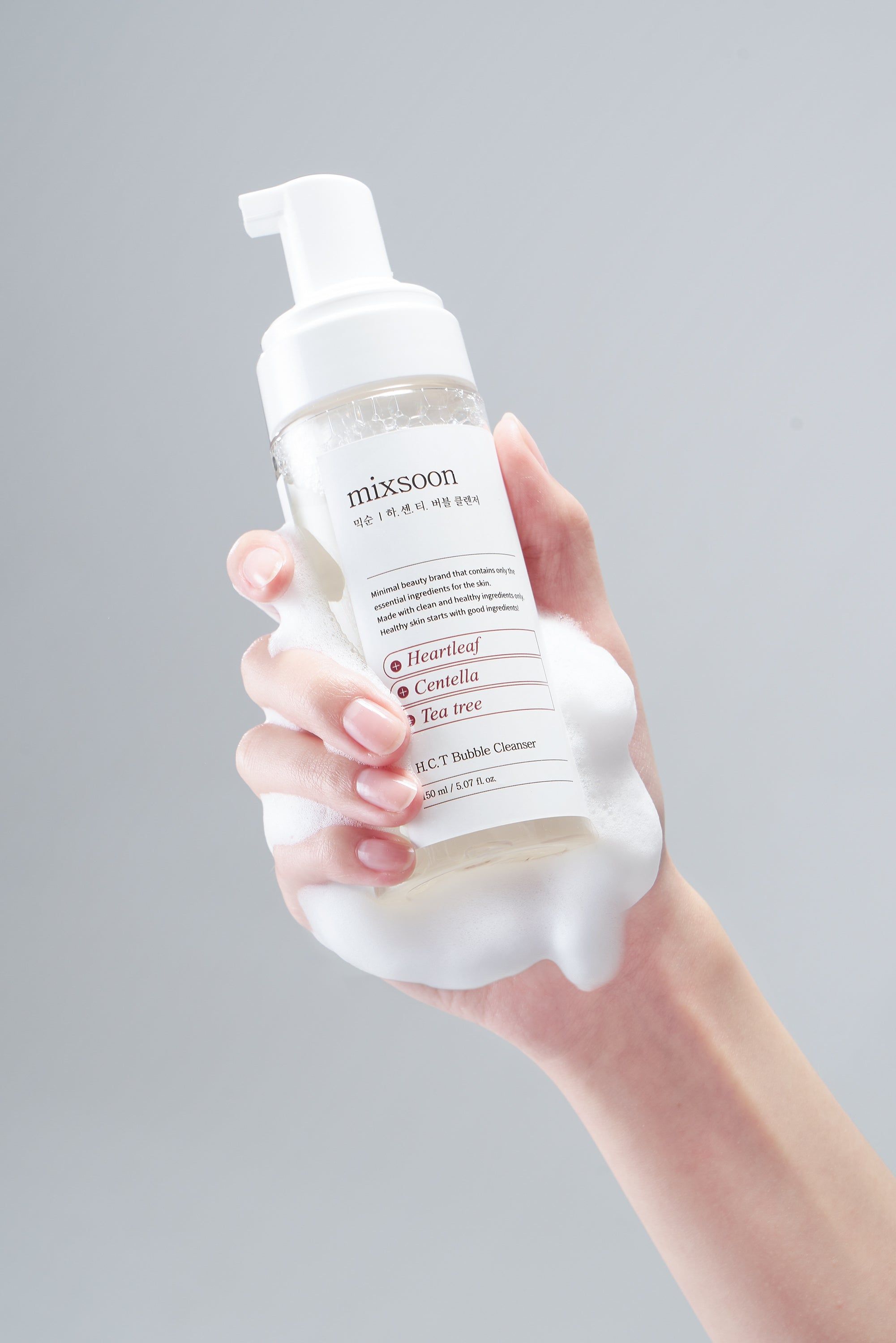 H.C.T Bubble Cleanser von mixsoon in Hand. Weiße Flasche mit Pumpe. Schaum in der Hand. Etikett mit Produktnamen und Inhaltsstoffen.