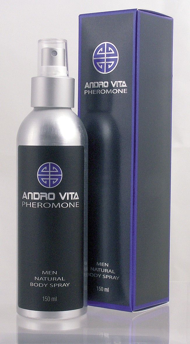 Silberne Sprühflasche und Schachtel. Aufschrift: ANDRO VITA PHEROMONE, MEN NATURAL BODY SPRAY, 150 ml. Schwarzes Etikett mit Logo.