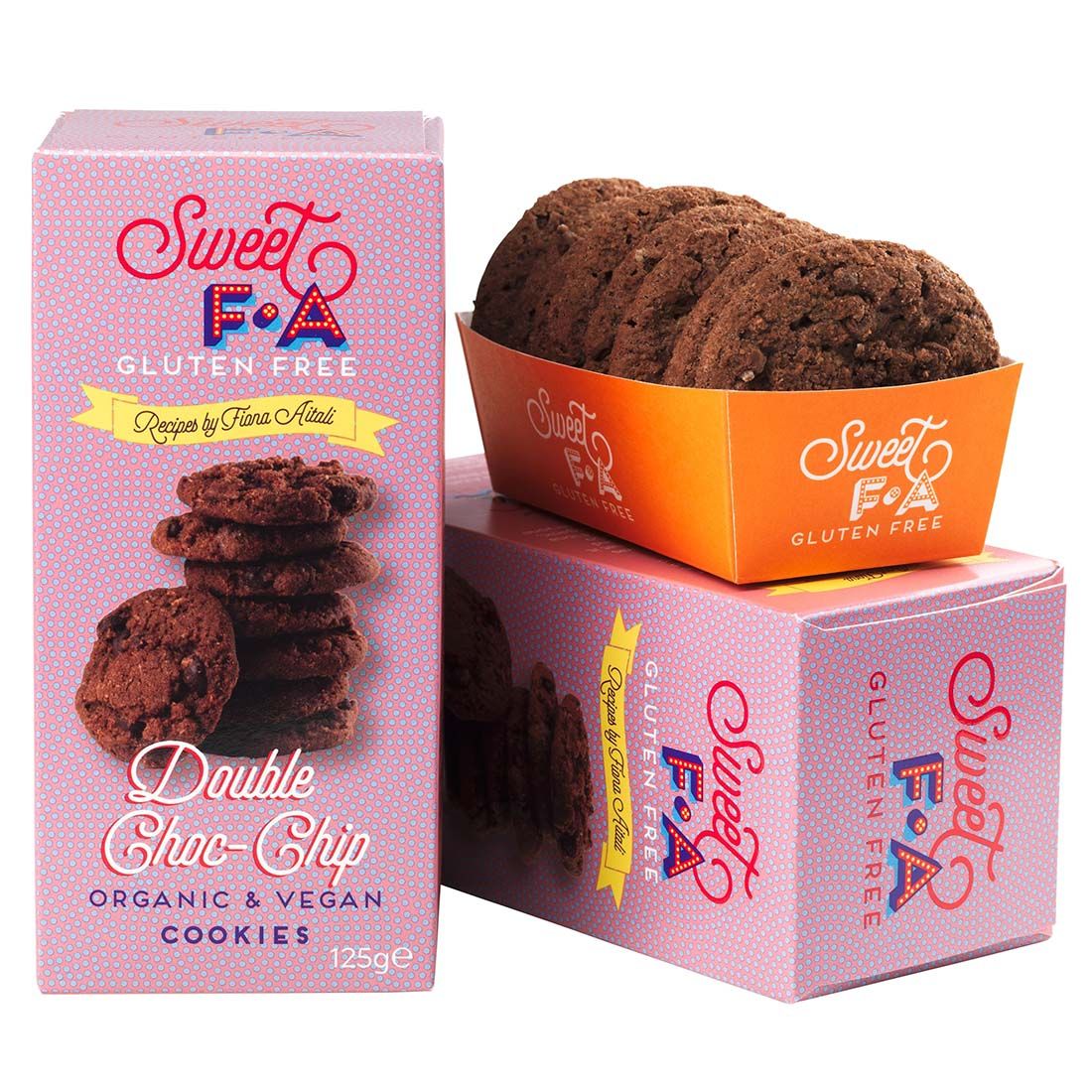 Zwei Kekspackungen. Eine geöffnet mit Keksen. Aufschrift: Sweet FA Gluten Free Double Choc-Chip Kekse. Vegan, glutenfrei, Bio.