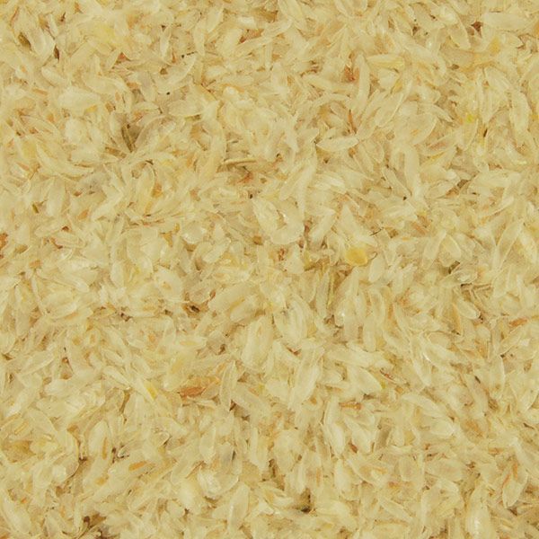 Nahaufnahme von Flohsamenschalen. Helle, beige Schalen, Textur sichtbar.
