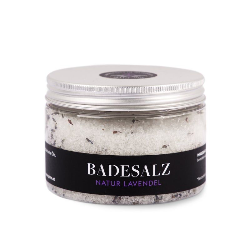 Glasbehälter mit Badesalz. Schwarzes Etikett mit "Badesalz Natur Lavendel". Silberfarbener Deckel.