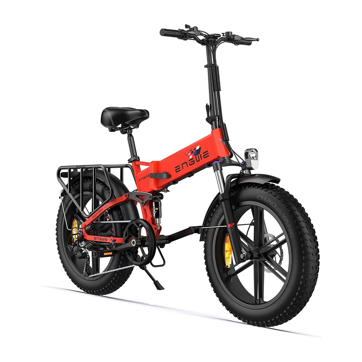 Rotes E-Bike mit breiten Reifen. Gepäckträger, Schutzbleche und Frontscheinwerfer. Der Schriftzug "ENGWE" ist sichtbar.