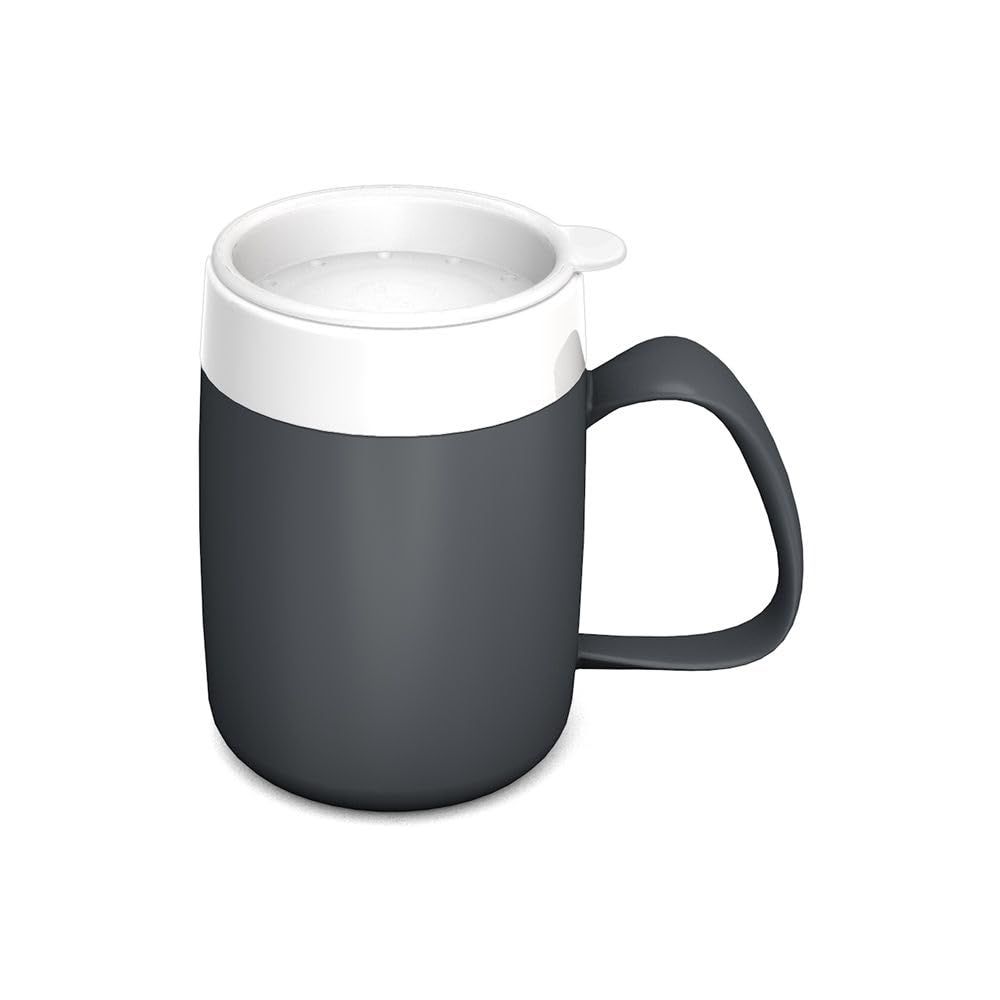 Grauer Becher mit weißem Rand und großem Henkel. Deckel mit Trinköffnung. Der Becher hat eine zylindrische Form.