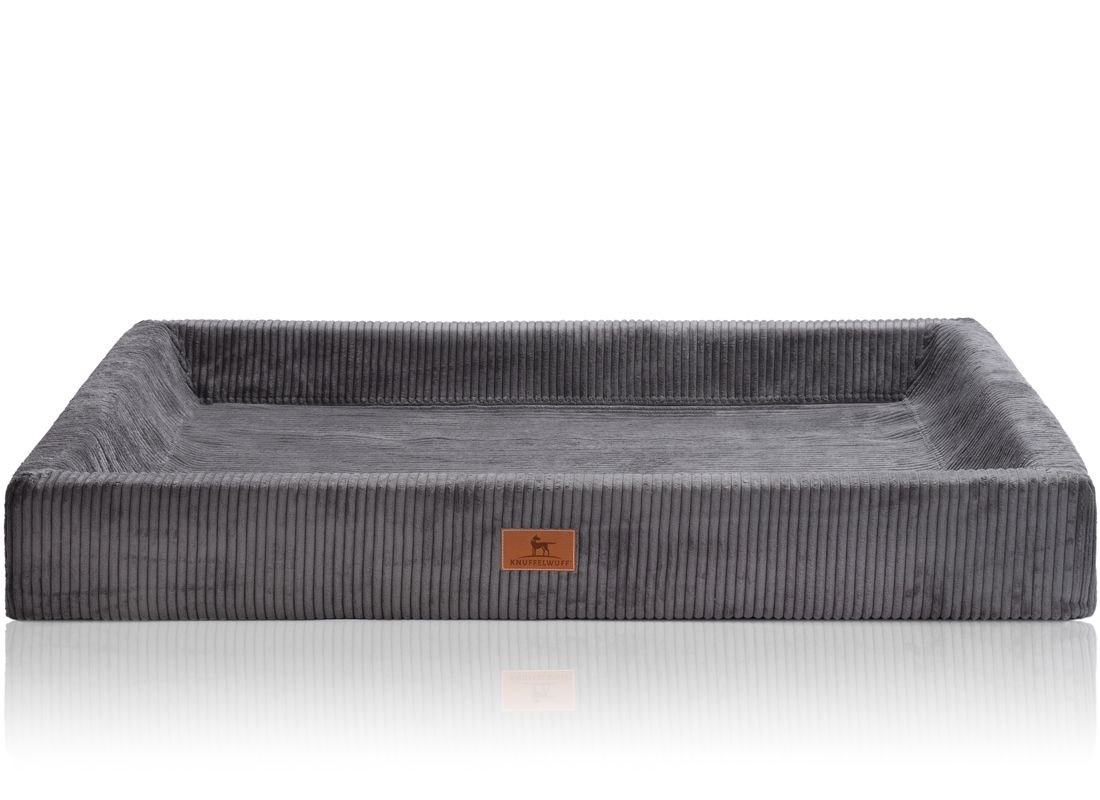 Orthopädisches Hundebett, rechteckig, grau, Cord-Optik. Mit Logo-Patch. Auf weißem Hintergrund.