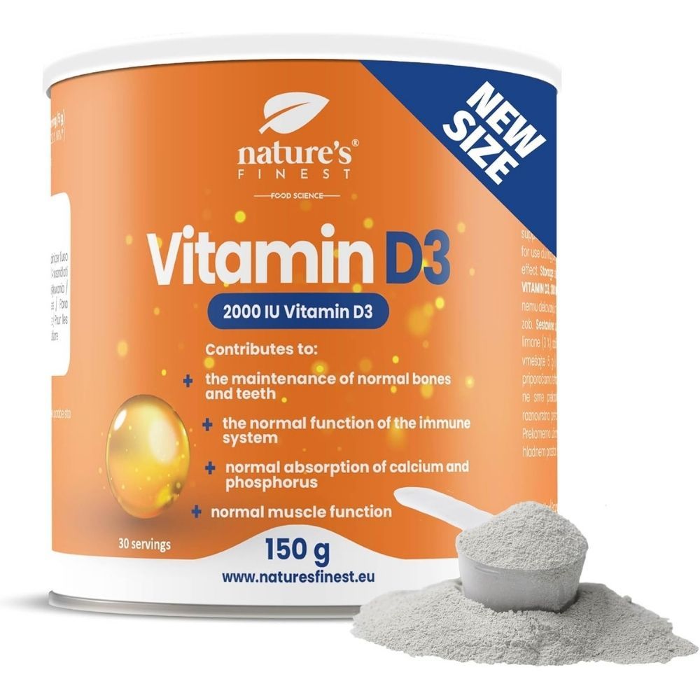 Dose Nature's Finest Vitamin D3 Pulver 150g mit Löffel und Pulver daneben. "NEW SIZE" Aufkleber.
