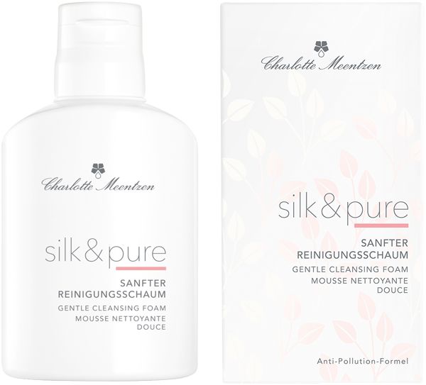 Weiße Flasche und Verpackung. Aufschrift: Charlotte Meentzen, silk & pure, Sanfter Reinigungsschaum. Anti-Pollution-Formel.