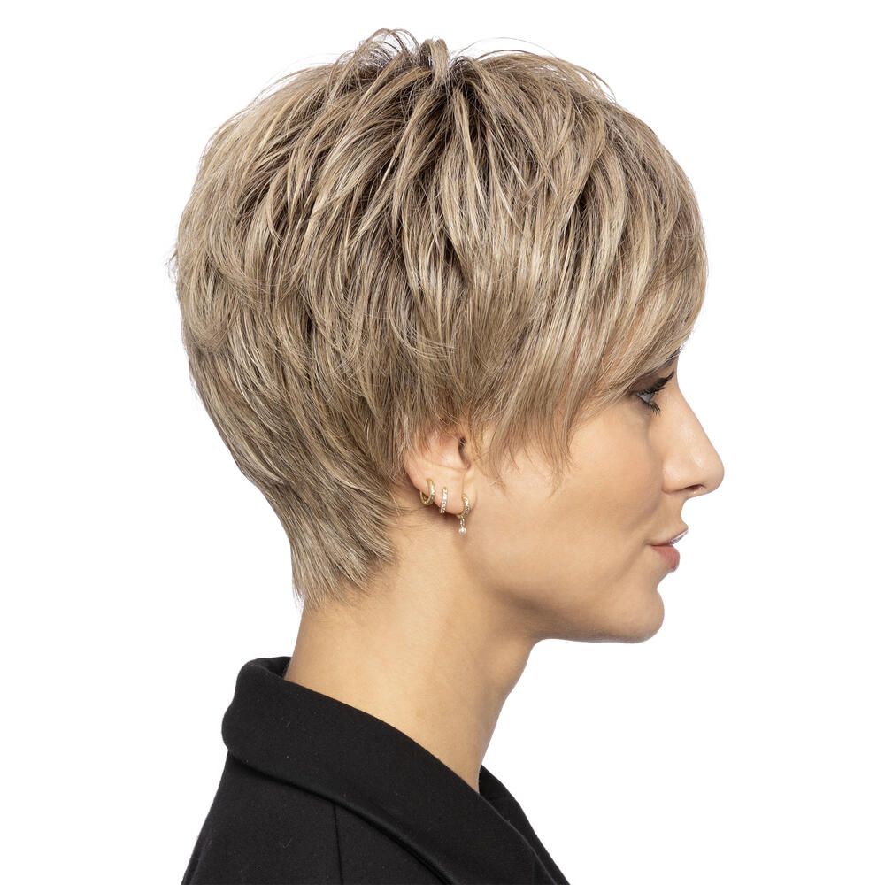 Kurzhaarperücke in Blondtönen. Seitenansicht einer Frau mit Perücke und schwarzem Blazer. Ohrringe.