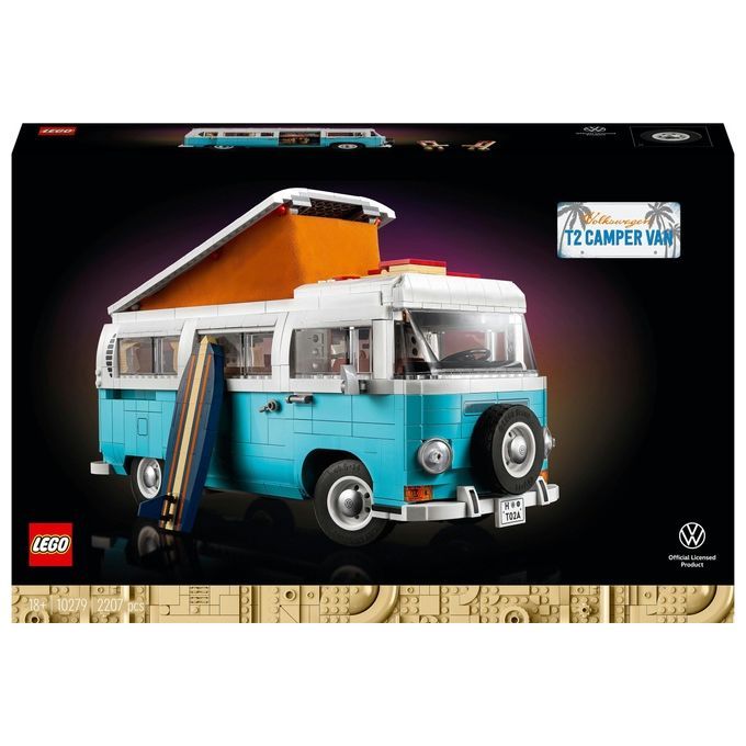 Un set LEGO Volkswagen T2 Camper Van, blu chiaro e bianco, con tetto a soffietto arancione. Il set include una tavola da surf ed è presentato in una confezione nera con il logo LEGO e il logo Volkswagen.