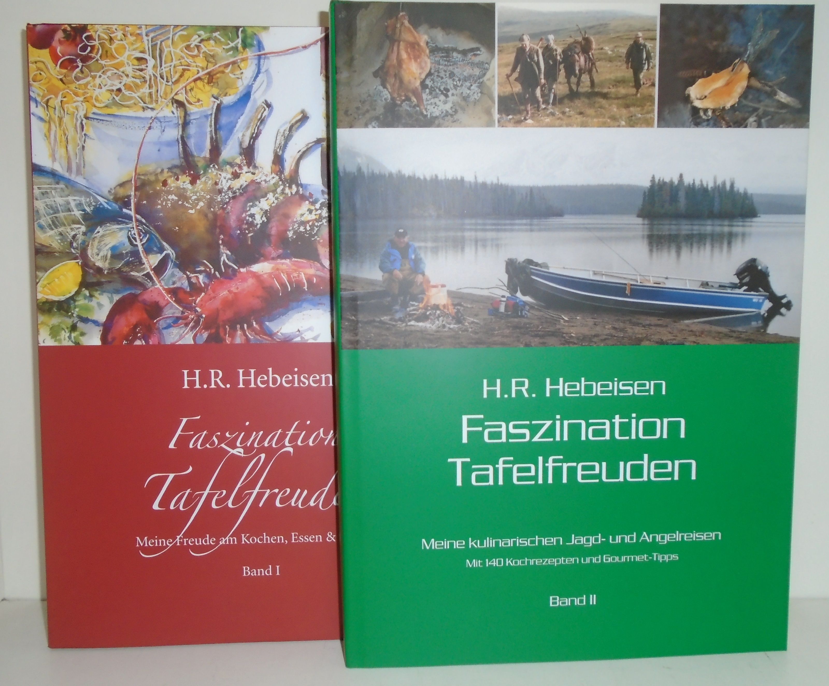 Zwei Bücher: "Faszination Tafelfreuden" von H.R. Hebeisen. Band I mit rotem Einband, Band II grün. Titel und Autor deutlich sichtbar.