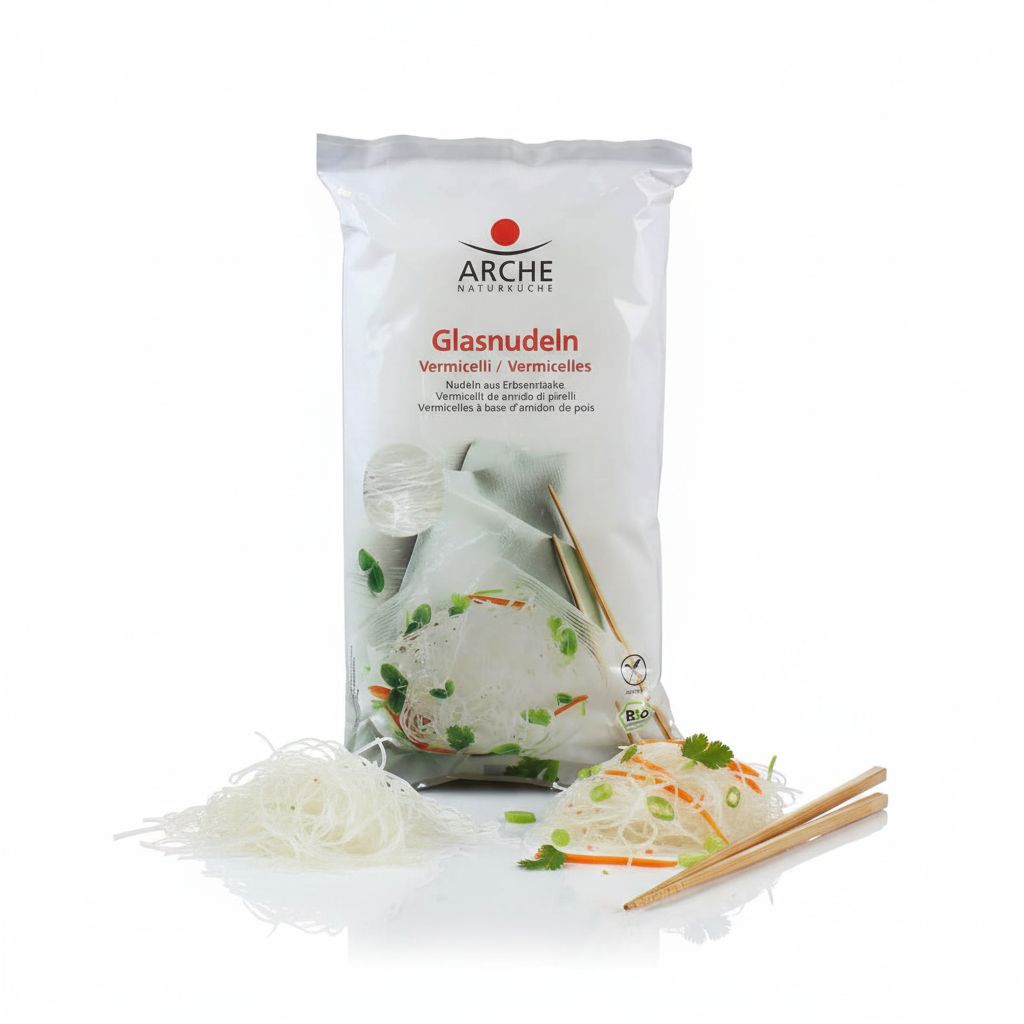 Arche Glasnudeln glutenfrei: Beutel mit Glasnudeln, daneben ein Haufen Nudeln und eine Schüssel mit Nudelsalat.