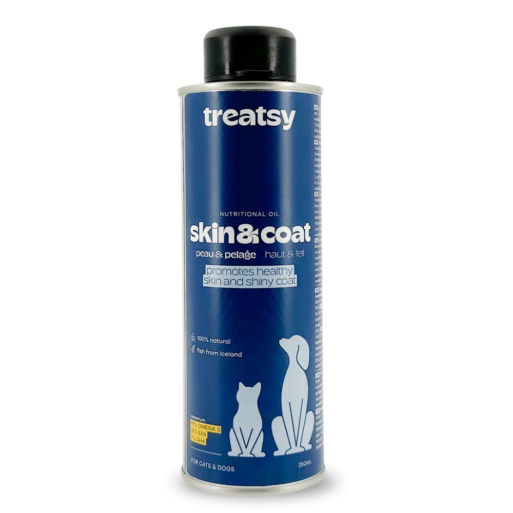 Blaue Dose mit schwarzem Deckel. Aufschrift: Treatsy, Skin & Coat. Illustrationen von Katze und Hund. Für Hunde und Katzen.