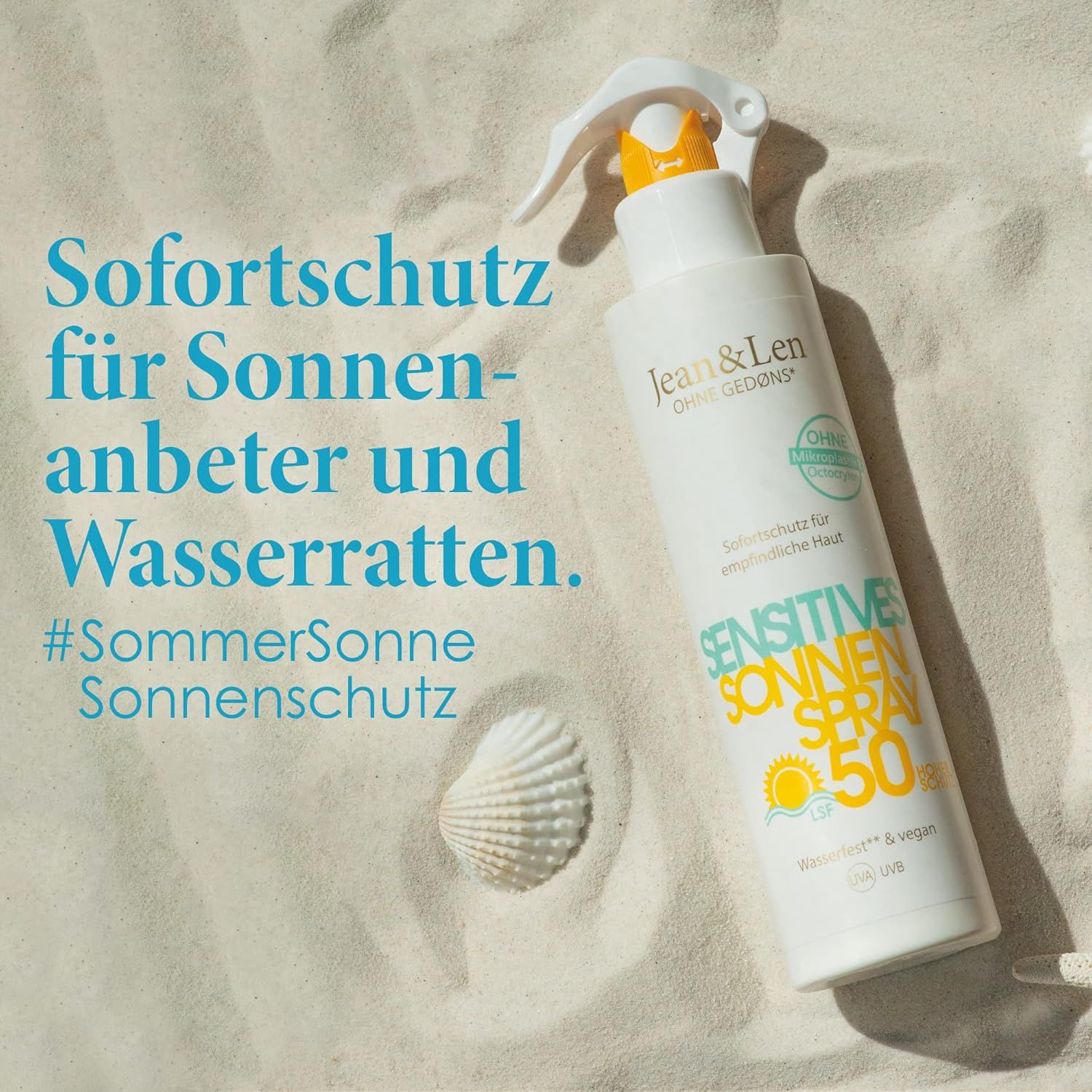 Sonnenspray-Flasche auf Sand. Text: Sofortschutz für Sonnenanbeter und Wasserratten. #SommerSonneSonnenschutz.