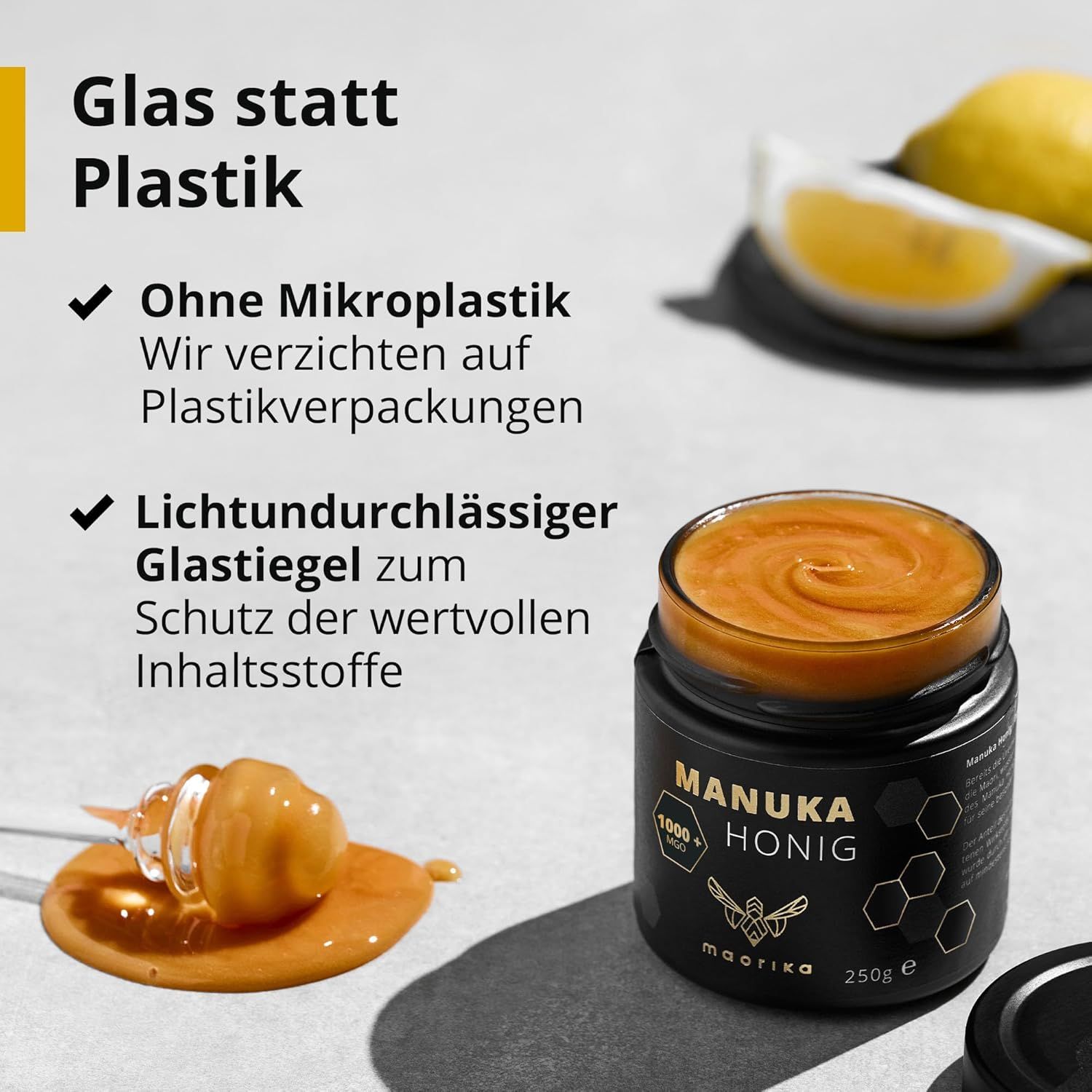 Maorika Manuka Honig 1000+ MGO im Glas, mit Zitronenscheiben und Honig-Dipper.